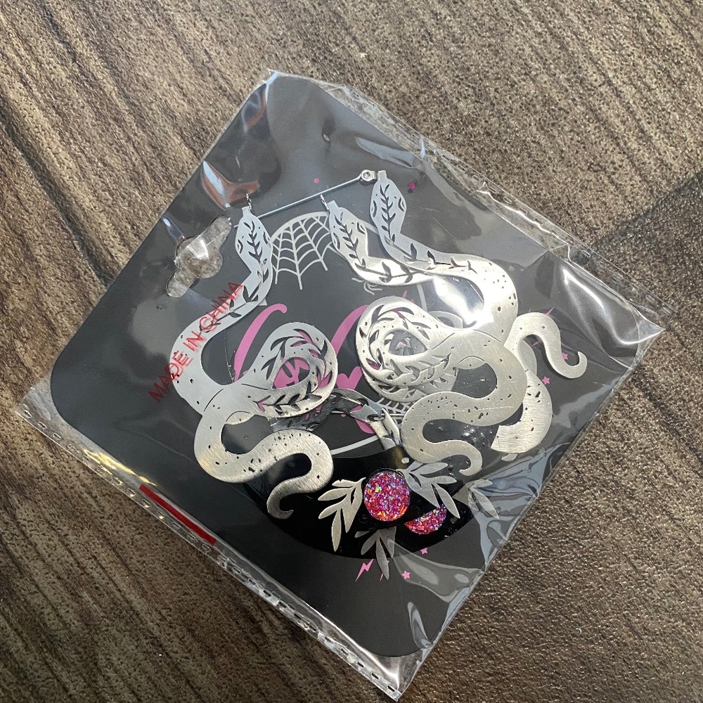 Too Fast plug friendly snake earrings